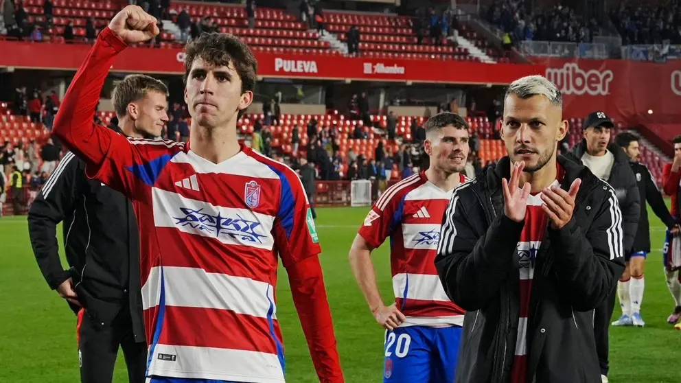 Manu Lama y Stoichkov celebran la victoria del Granada CF ante el Real Oviedo | @Manuulama