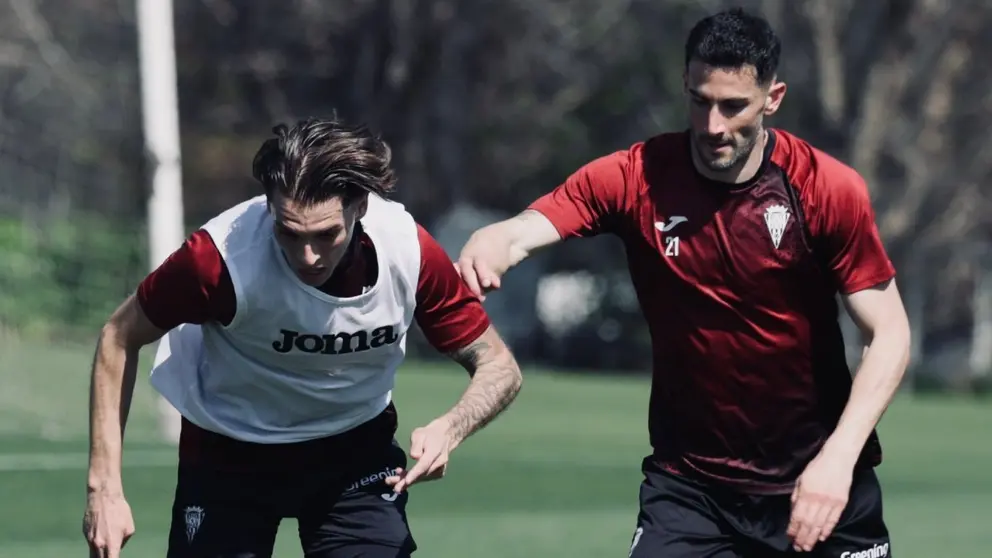 &Aacute;lex Sala y Carlos Albarr&aacute;n durante un entrenamiento del C&oacute;rdoba CF | CCF