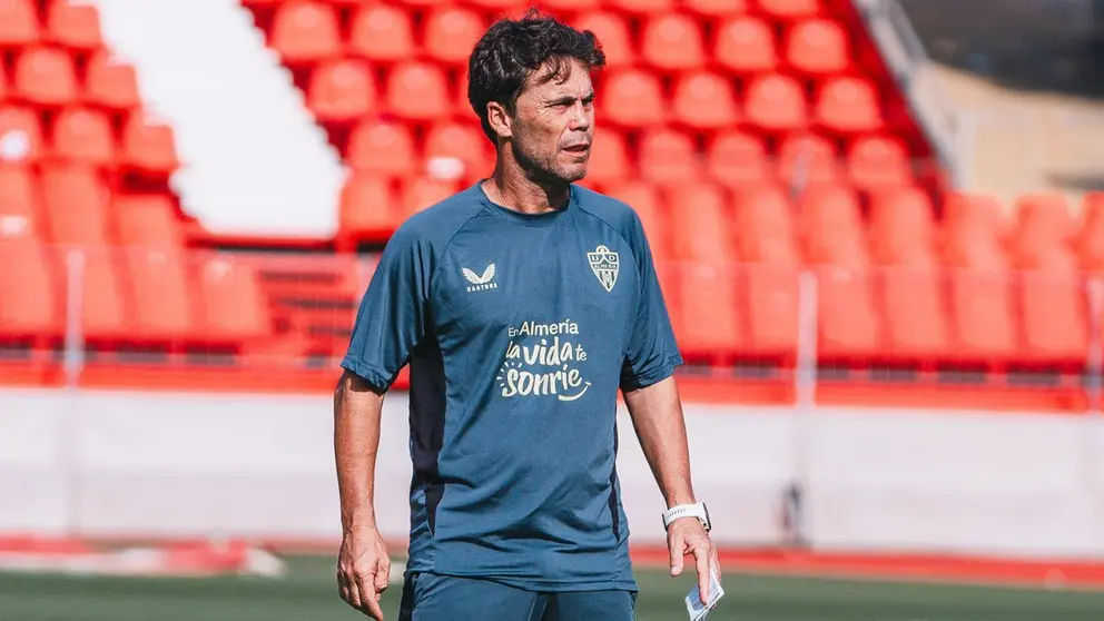 Rubi, entrenador de la UD Almer&iacute;a, durante un entrenamiento | UDA