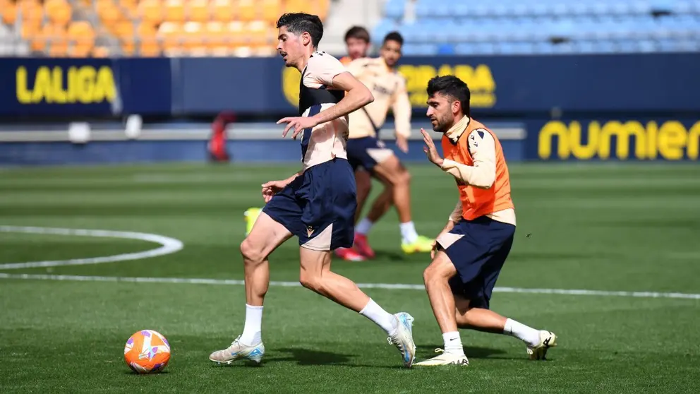 Carlos Fern&aacute;ndez y Mario Climent durante un entrenamiento del C&aacute;diz CF | CCF