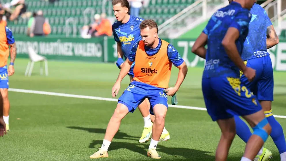 Javi Ontiveros en el calentamiento previo al Elche CF - C&aacute;diz CF | CCF