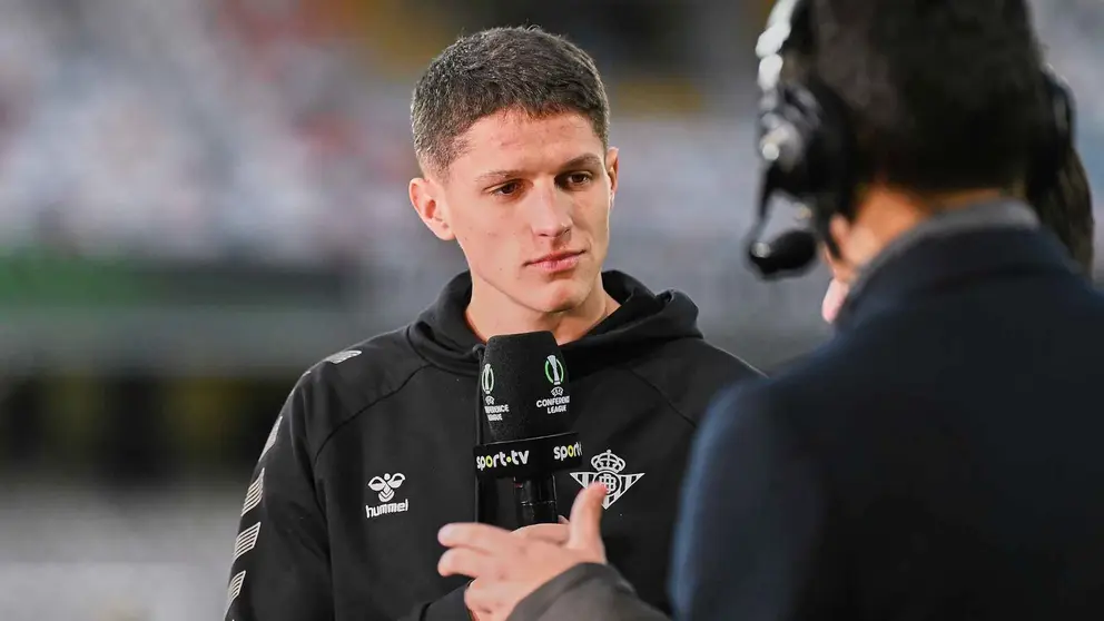 Sergi Altimira atiende a los medios en la previa del Guimaraes - Real Betis | Salvador L&oacute;pez Medina para El MIRA