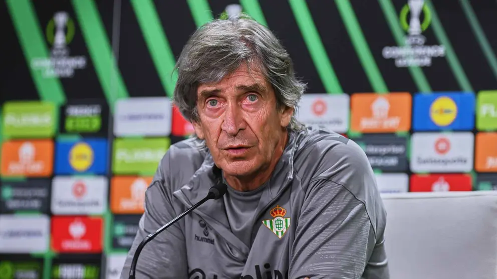Manuel Pellegrini en la rueda de prensa previa al Jagiellonia - Real Betis | Salvador L&oacute;pez Medina para El MIRA