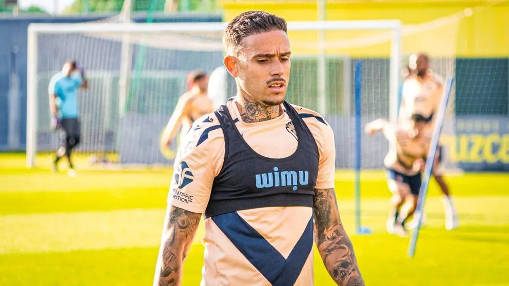 Roger Mart&iacute; durante un entrenamiento del C&aacute;diz CF | CCF