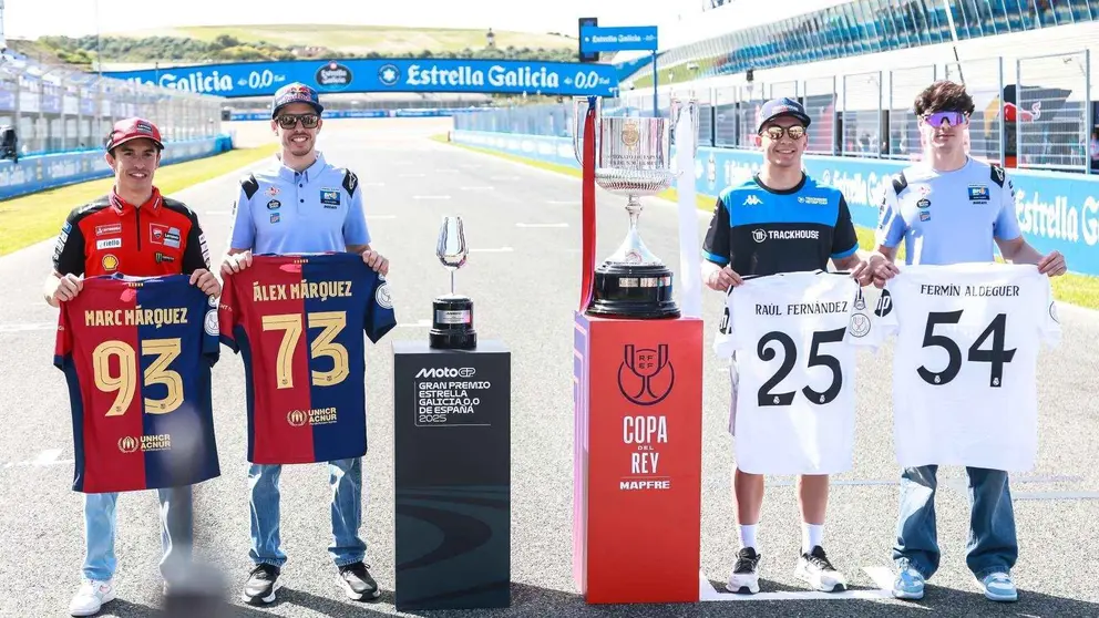 &Aacute;lex y Marc M&aacute;rquez con las camisetas del FC Barcelona y Ra&uacute;l Fern&aacute;ndez y Ferm&iacute;n Aldeguer con las del Real Madrid | Cristo Garc&iacute;a