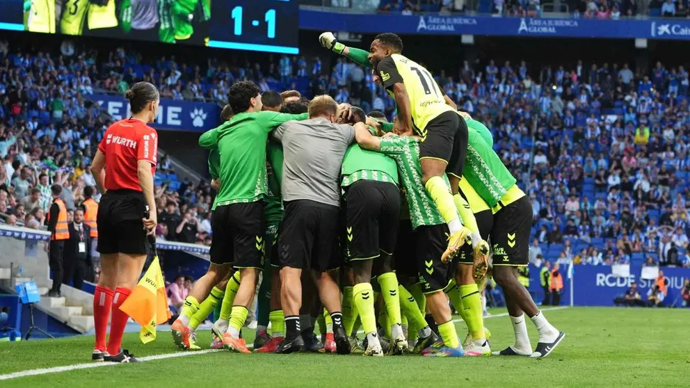 Los jugadores del Real Betis celebran el gol de Antony en el Espanyol - Real Betis | @RealBetis
