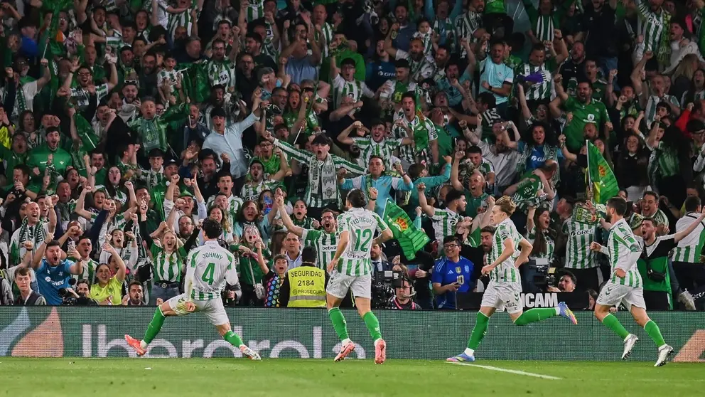 Los jugadores b&eacute;ticos celebran el gol en el Real Betis - Sevilla FC | Salvador L&oacute;pez Medina para El MIRA