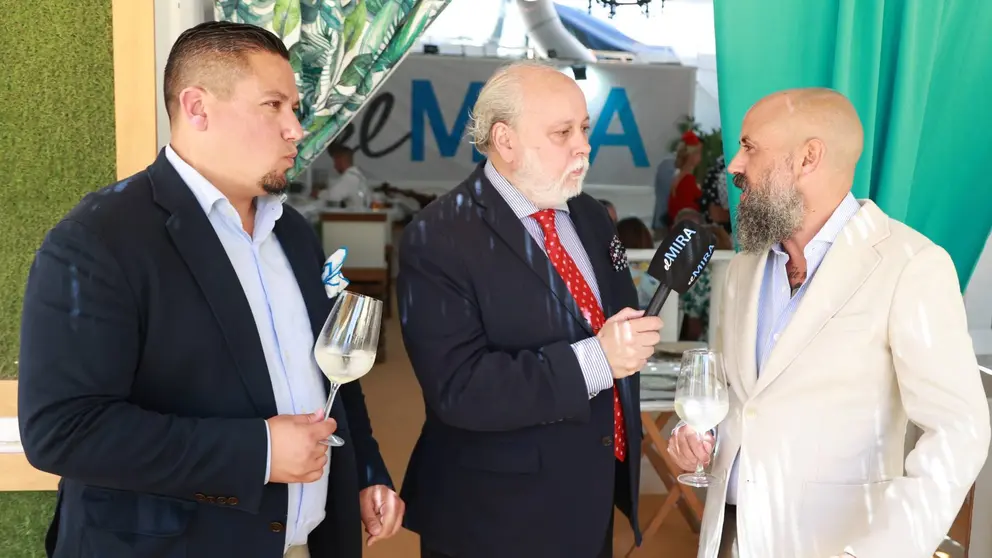 Juan Luis Gil 'Tit&iacute;n', Jorge Garrido 'Piru', presidente y vicepresidente del Xerez CD junto a Jos&eacute; Blas Moreno en la caseta de El MIRA | Cristo Garc&iacute;a