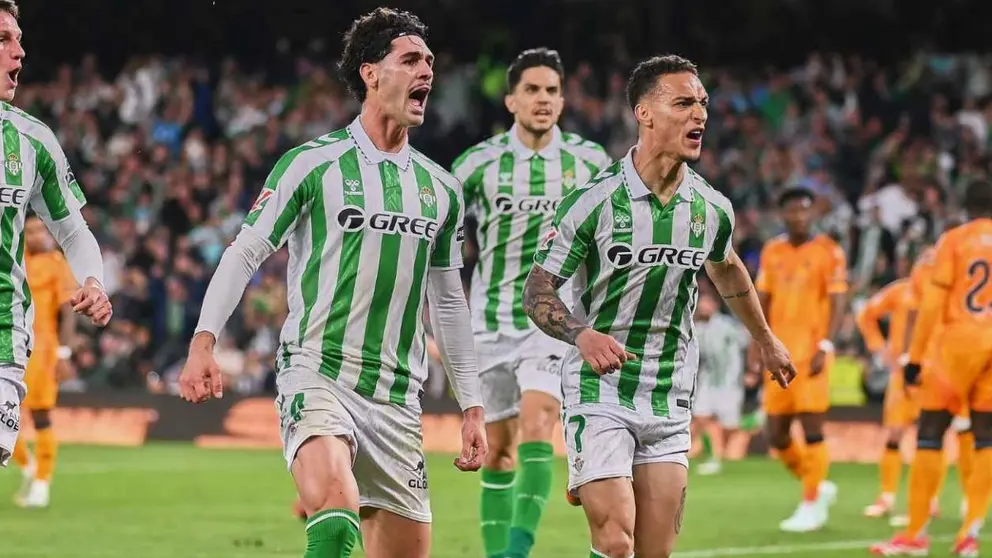 Johnny Cardoso y Antony celebran un gol en el Real Betis - Real Madrid | Salvador L&oacute;pez Medina para El MIRA