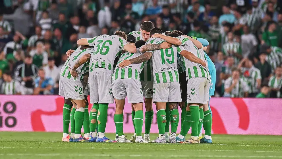 Los jugadores del Real Betis conjurados en el Real Betis - Osasuna | Salvador L&oacute;pez Medina para El MIRA