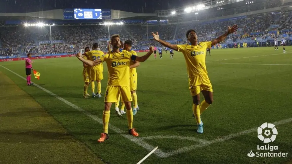 Jos&eacute; Mari y Choco Lozano celebran la permanencia obtenida tras el Deportivo Alav&eacute;s - C&aacute;diz CF | LaLiga