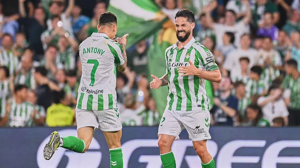 Antony e Isco celebran el gol del brasile&ntilde;o en el Real Betis - Valencia CF | Salvador L&oacute;pez Medina para El MIRA