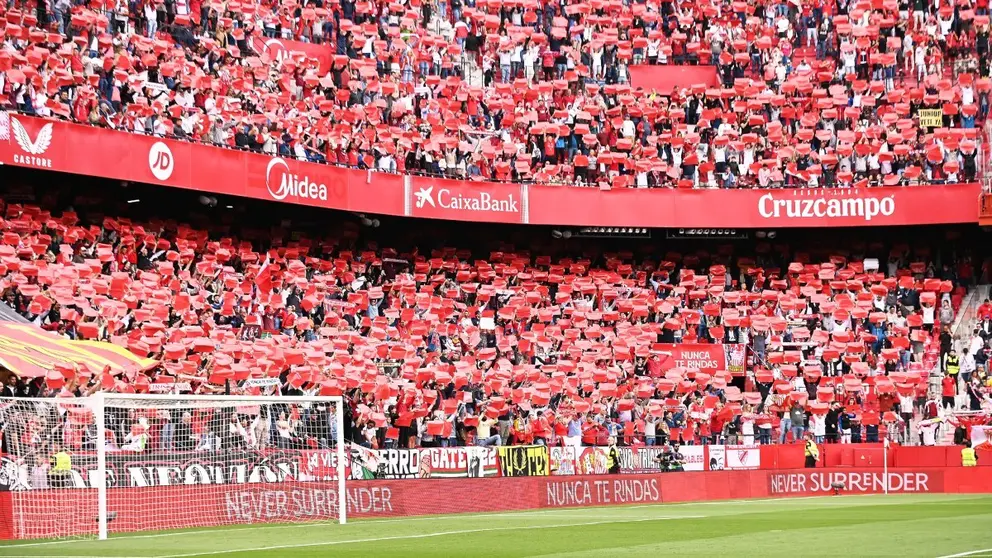 Mosaico durante el Sevilla FC - CD Legan&eacute;s | Salvador L&oacute;pez Medina para El MIRA