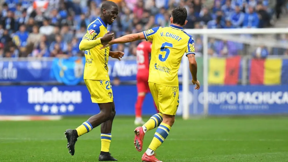 Moussa Diakit&eacute; y V&iacute;ctor Chust celebran el gol del C&aacute;diz CF ante el Real Oviedo | CCF