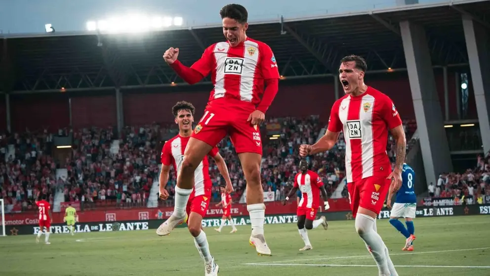 Los jugadores de la UD Almer&iacute;a celebran el gol de Sergio Arribas ante el Real Oviedo | UDA