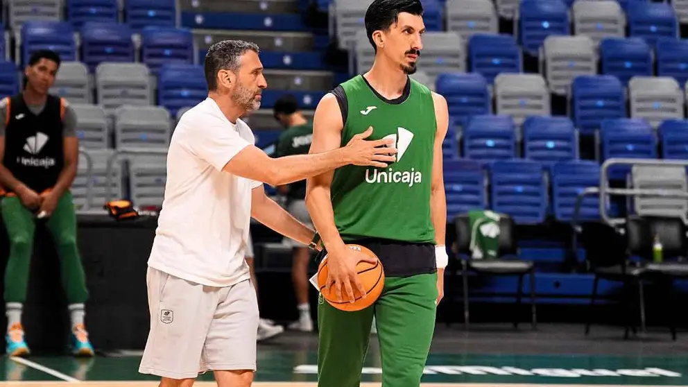 El Unicaja Baloncesto de Ibon Navarro tira "de coraz&oacute;n" para tumbar al Bar&ccedil;a