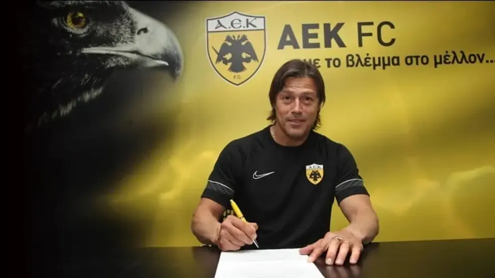 Mat&iacute;as Almeyda durante su firma de contrato con el AEK Atenas | AEK