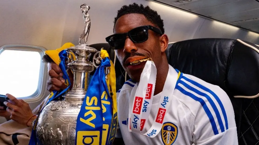 Junior Firpo celebra el t&iacute;tulo del Championship obtenido con el Leeds United | LU