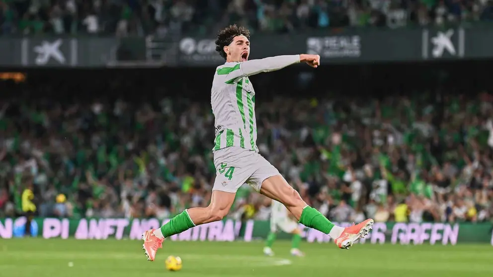 Johnny Cardoso celebra la victoria en el Real Betis - Sevilla FC | Salvador L&oacute;pez Medina para El MIRA