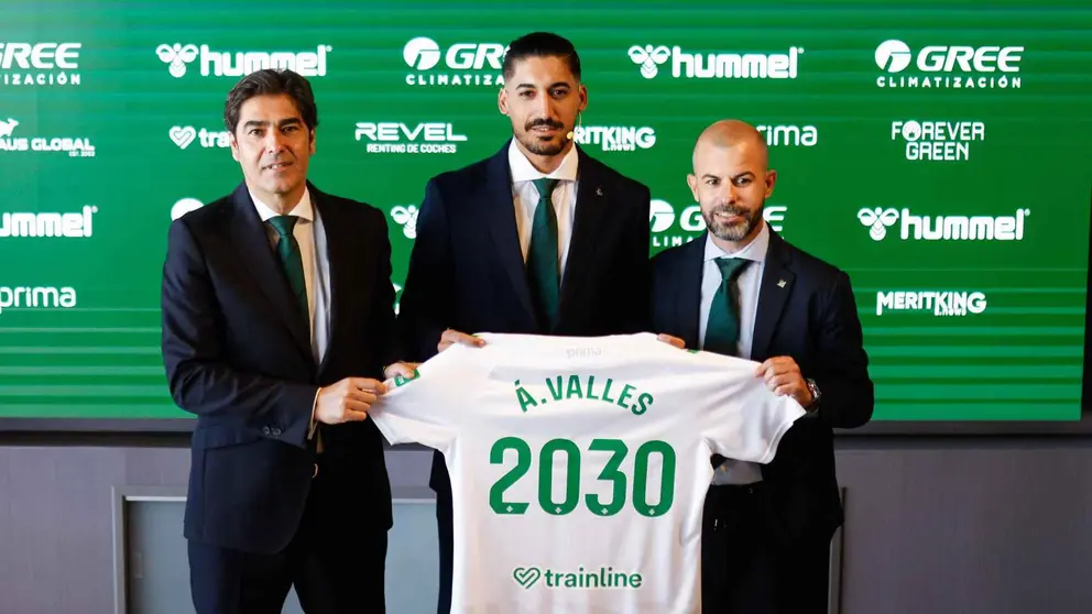 &Aacute;lvaro Valles junto a Manu Fajardo y &Aacute;ngel Haro en su presentaci&oacute;n con el Real Betis | Andr&eacute;s G&oacute;ngora para El MIRA