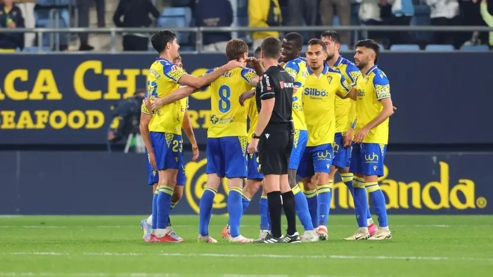 Los jugadores del C&aacute;diz CF celebran la victoria ante el Real Sporting | CCF