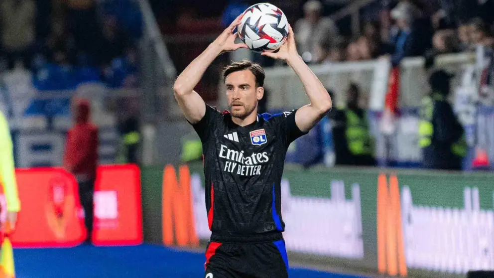 Nicol&aacute;s Tagliafico durante un partido con el Olympique de Lyon | @nico_taglia