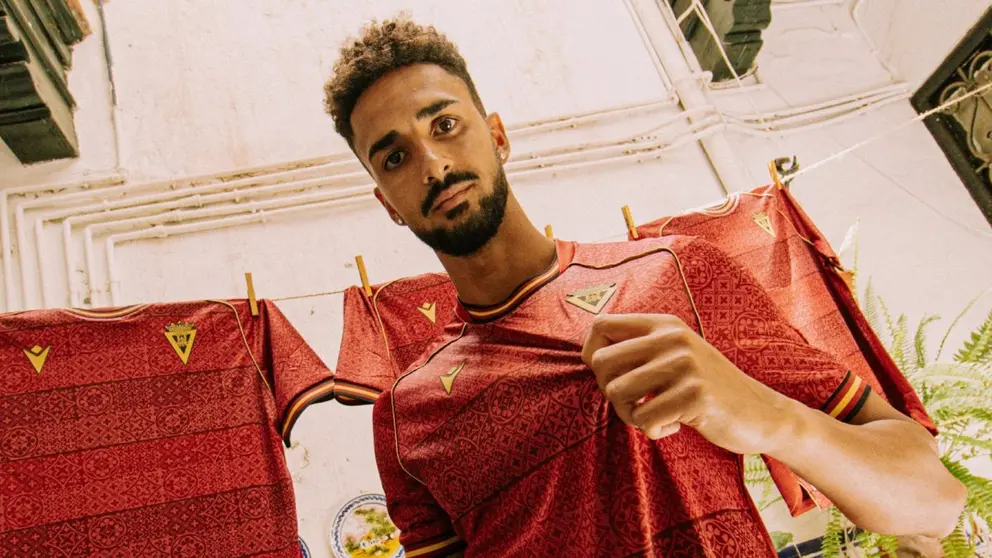 Chris Ramos posa con la nueva camiseta del C&aacute;diz CF | CCF