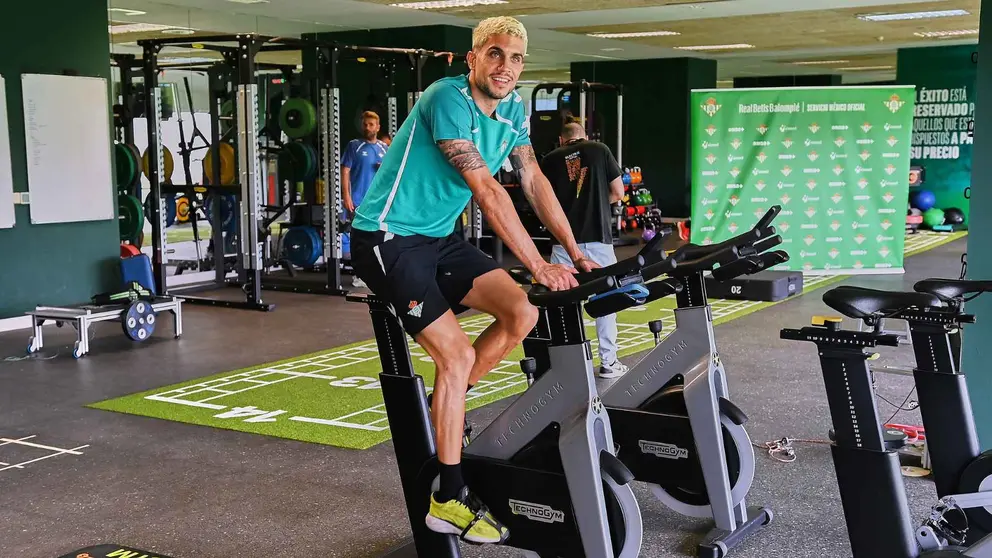 Marc Bartra en los reconocimientos m&eacute;dicos de la pretemporada 2025-26 | Salvador L&oacute;pez Medina para El MIRA