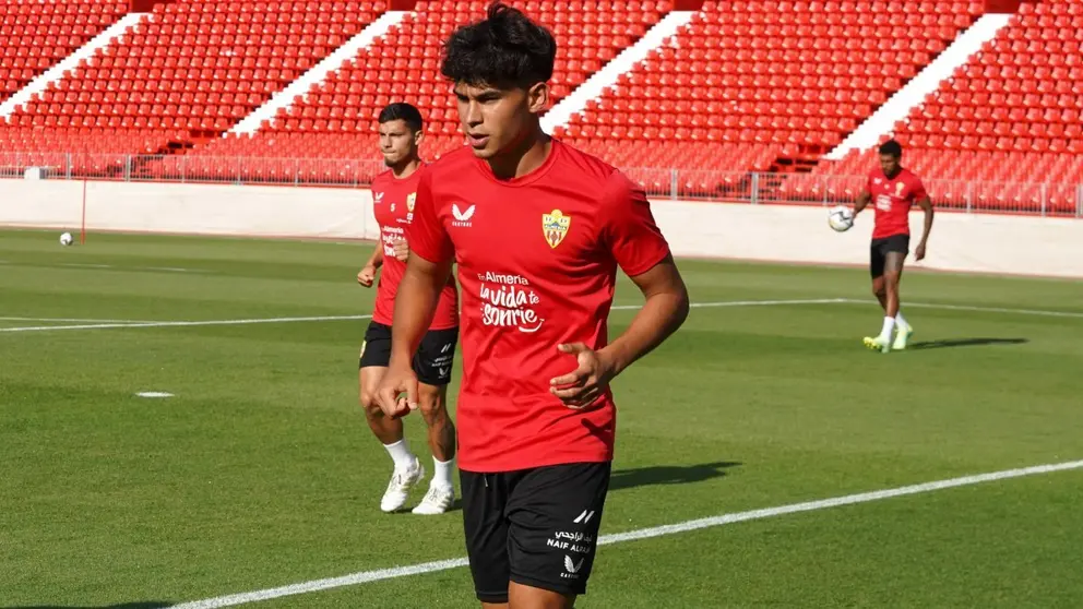Marcos Pe&ntilde;a durante un entrenamiento con la UD Almer&iacute;a | UDA