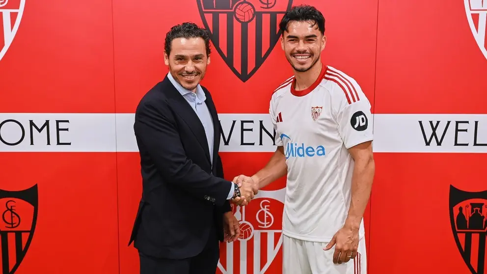 Gabriel Suazo y Jos&eacute; Mar&iacute;a del Nido Carrasco en la presentaci&oacute;n del lateral con el Sevilla FC | Salvador L&oacute;pez Medina para El MIRA