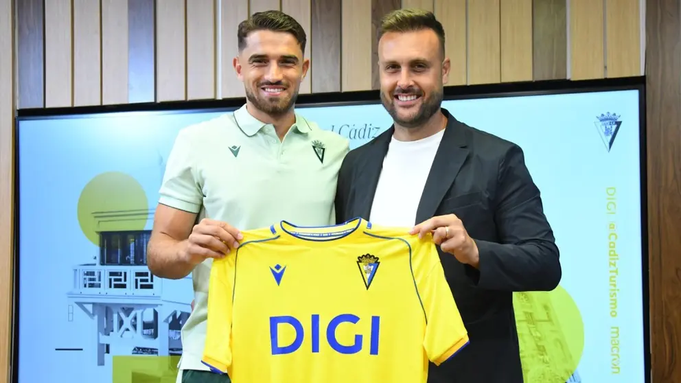 Juan Cala y Garc&iacute;a Pascual en la presentaci&oacute;n del delantero con el C&aacute;diz CF | CCF