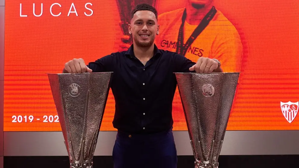 Lucas Ocampos posa con los trofeos de la Europa League en su despedida del Sevilla FC | Salvador L&oacute;pez Medina para El MIRA