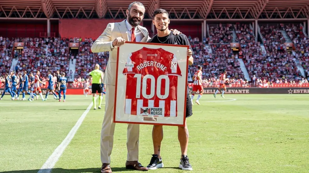 Lucas Robertone posa con la camiseta conmemorativa por sus 100 partidos con la UD Almer&iacute;a | UDA