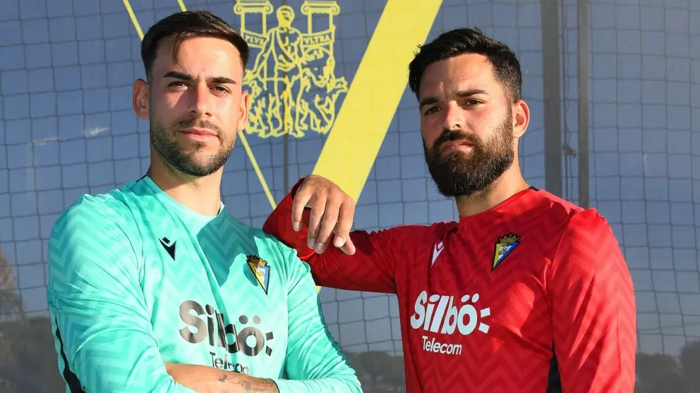 Jos&eacute; Antonio Caro y David Gil posan con las nuevas camisetas del C&aacute;diz CF | CCF