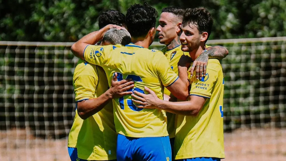 Los jugadores del C&aacute;diz CF celebran el gol de Roger Mart&iacute; en pretemporada ante la UD Las Palmas | CCF