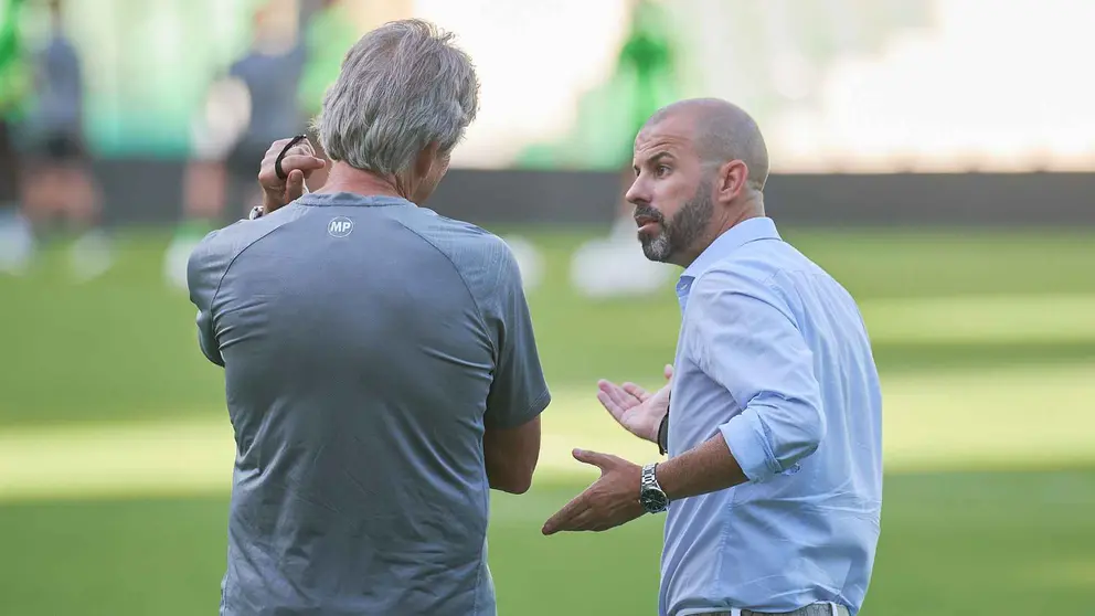 Manuel Pellegrini y Manu Fajardo en un entrenamiento del Real Betis | Salvador L&oacute;pez Medina para El MIRA