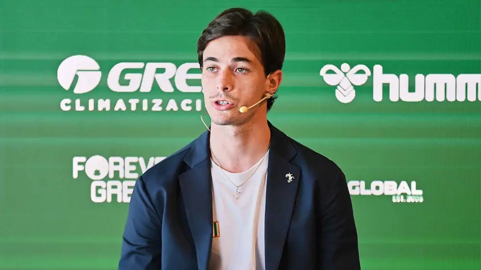 Valent&iacute;n G&oacute;mez en su presentaci&oacute;n con el Real Betis | Salvador L&oacute;pez Medina para El MIRA
