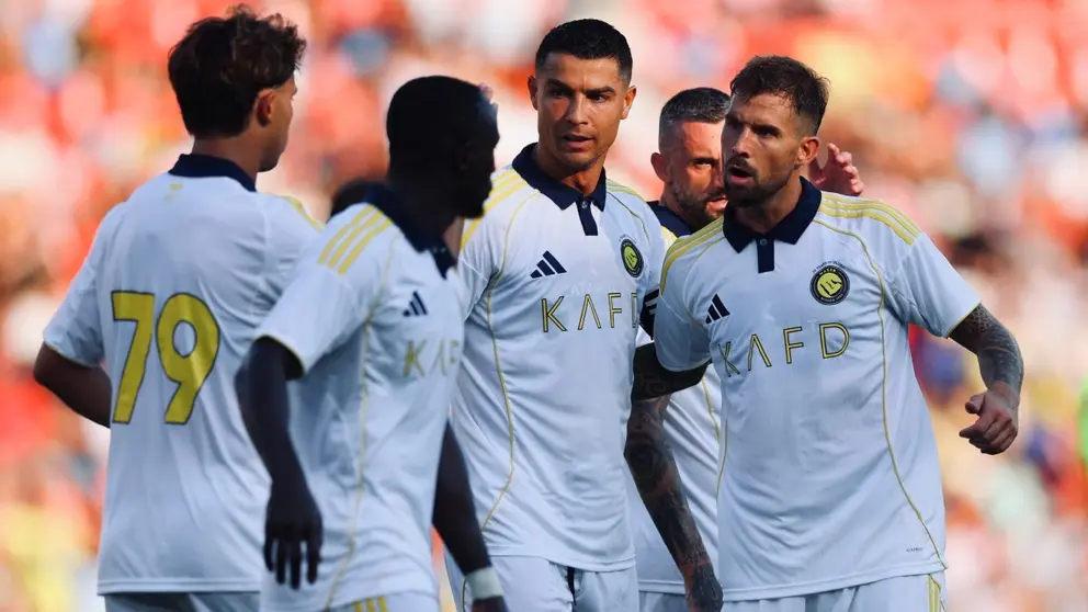 Cristiano Ronaldo celebra uno de sus goles ante la UD Almer&iacute;a junto a sus compa&ntilde;eros | ANFC