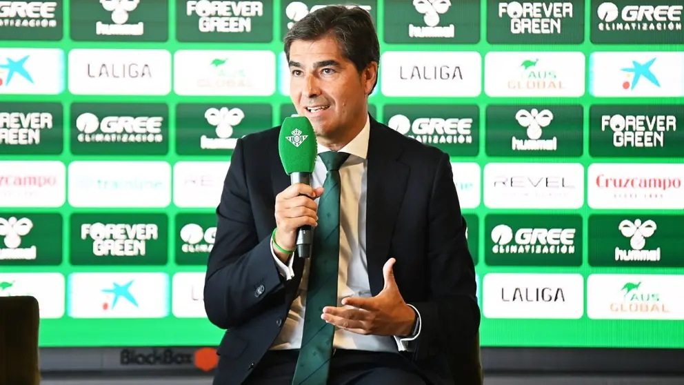 &Aacute;ngel Haro en la presentaci&oacute;n de Nelson Deossa con el Real Betis | Salvador L&oacute;pez Medina para El MIRA