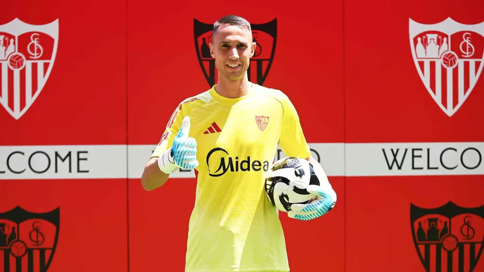 Odysseas Vlachodimos en su presentaci&oacute;n con el Sevilla FC | Salvador L&oacute;pez Medina para El MIRA