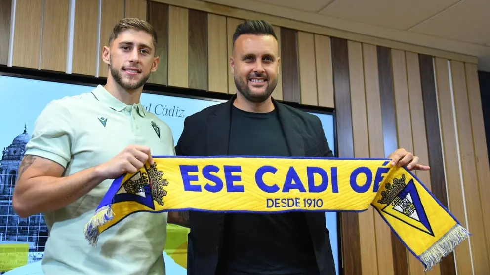 Juan Cala y Jorge Moreno en la presentaci&oacute;n del jugador con el C&aacute;diz CF | CCF