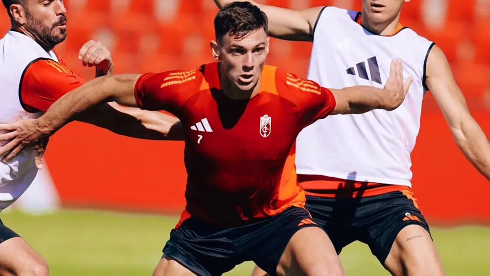 Lucas Boy&eacute; durante un entrenamiento con el Granada CF | @LucasBoye1