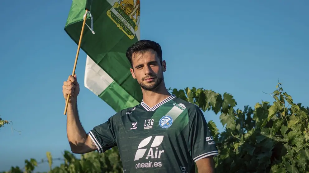 Curro Rivelott luciendo la tercera equipaci&oacute;n del Xerez Deportivo en homenaje a Andaluc&iacute;a | Jos&eacute; M. Partida