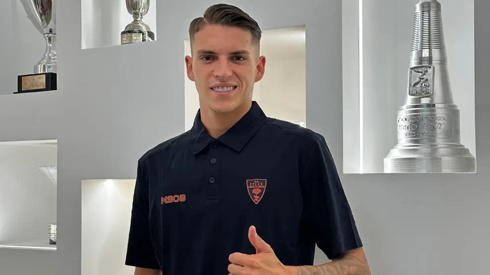 &Aacute;lex Sala posa en su presentaci&oacute;n con el Lecce | USL