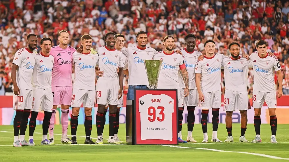 Homenaje a Lo&iuml;c Bad&eacute; en el Sevilla FC - Getafe CF | Salvador L&oacute;pez Medina para El MIRA