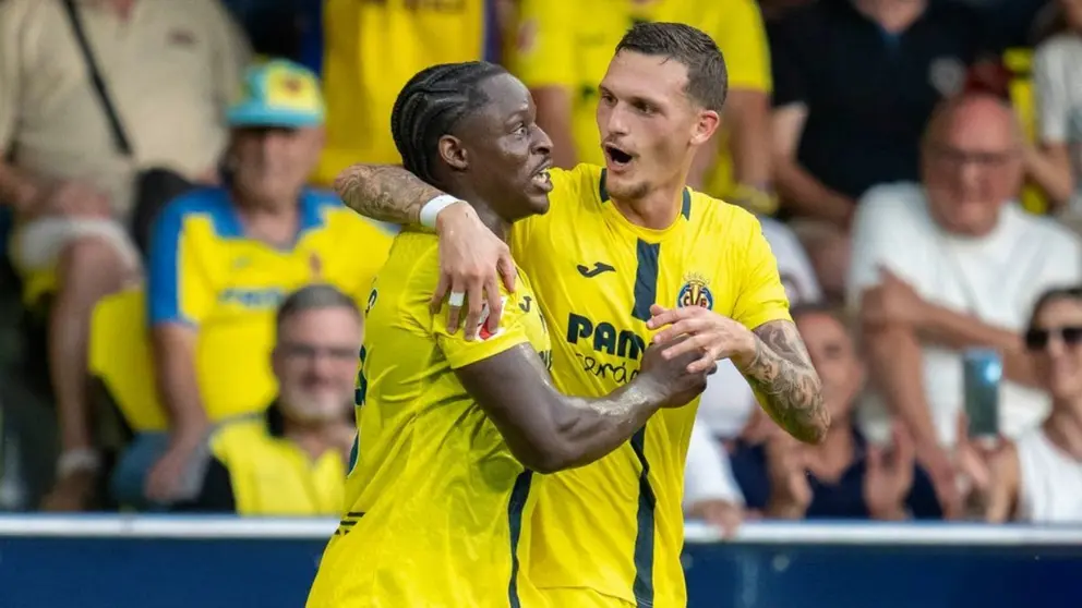 Etta Eyong y Rafa Mar&iacute;n celebran un gol del Villarreal CF | VCF