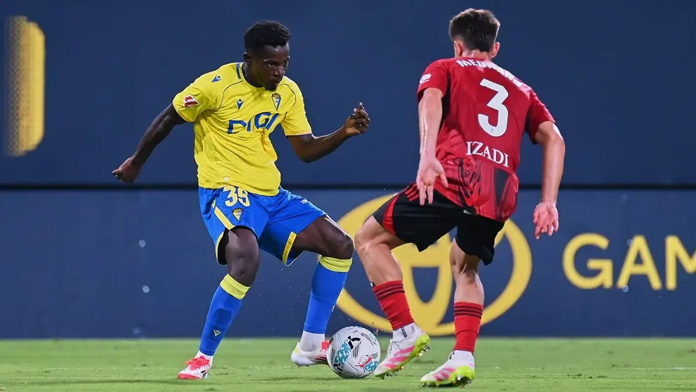 Isaac Obeng en el C&aacute;diz CF - CD Mirand&eacute;s | Salvador L&oacute;pez Medina para El MIRA