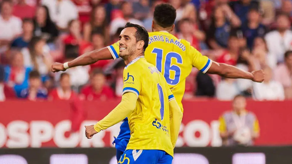 Juanmi celebra el gol de Sergi Guardiola en el Sevilla FC - C&aacute;diz CF | Salvador L&oacute;pez Medina para El MIRA