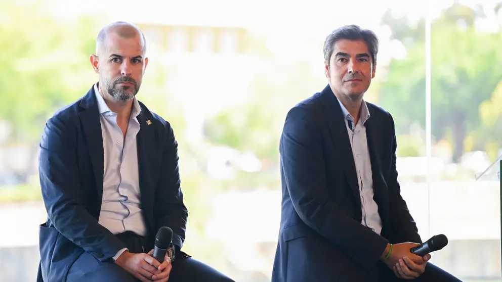 Manu Fajardo y &Aacute;ngel Haro en la presentaci&oacute;n de Antony con el Real Betis | Salvador L&oacute;pez Medina para El MIRA