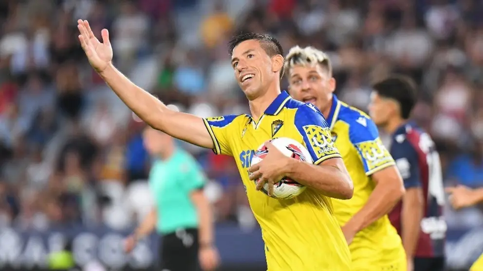 Rub&eacute;n Alcaraz celebra el gol del C&aacute;diz CF ante el Levante UD | CCF